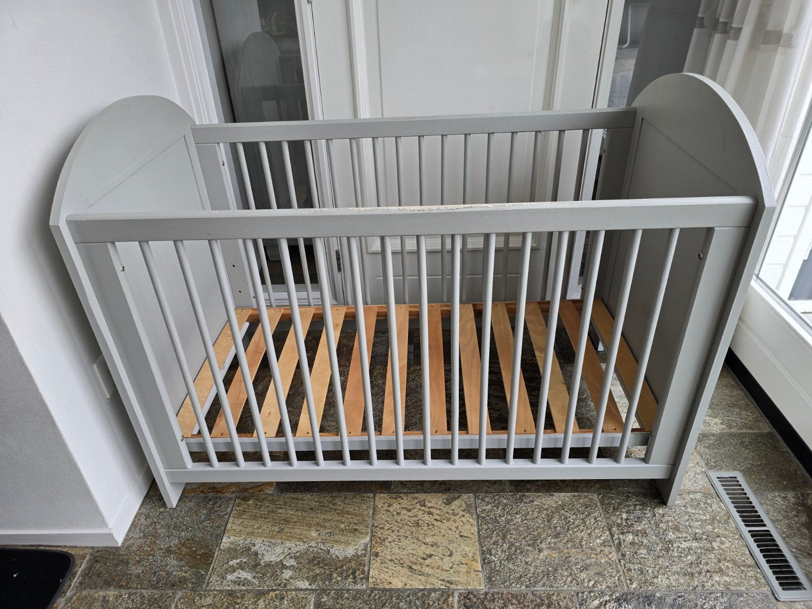 Stevig houten ledikant kleur wood en wall grandiose grey, Kinderen en Baby's, Babywiegjes en Ledikanten, Ophalen, Gebruikt, Ledikant