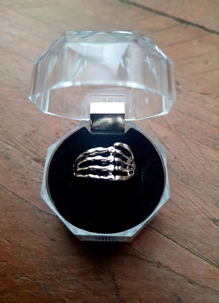 Unieke ring in skelet hand design, Overige materialen, Nieuw, Ophalen of Verzenden, 17 tot 18