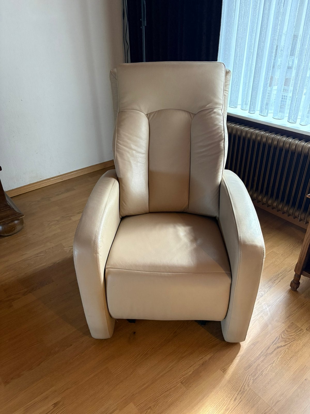 Electrische leder sta op stoel creme, Ophalen, Zo goed als nieuw, 50 tot 75 cm, Leer
