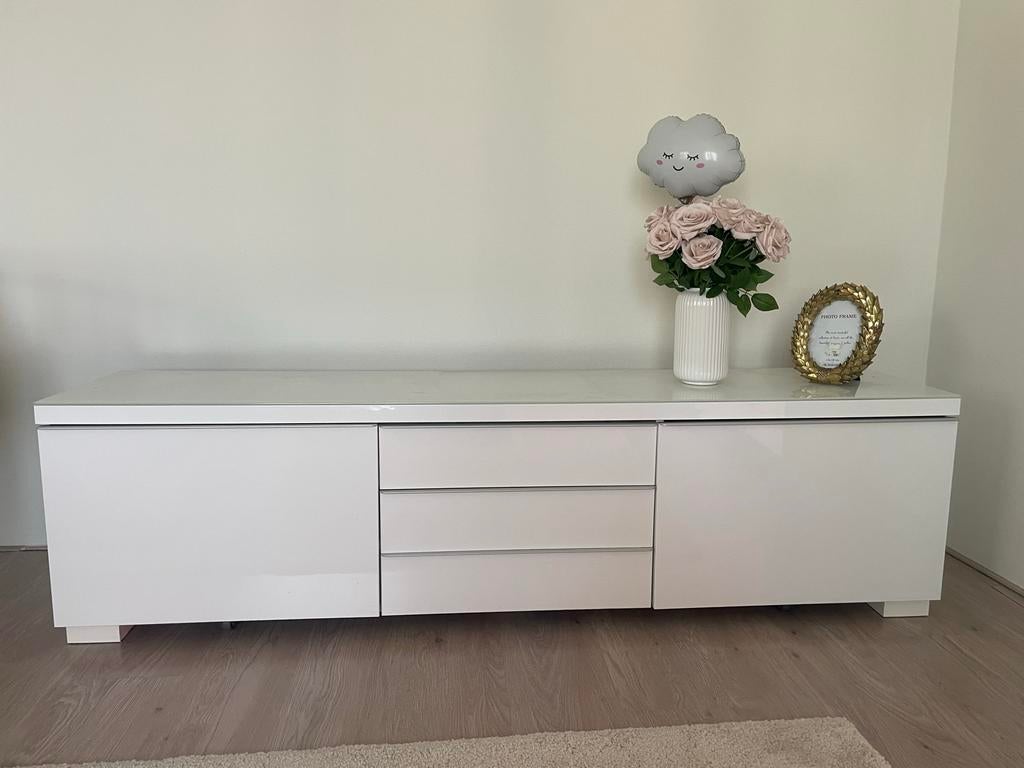 Stijlvol IKEA BESTÅ BURS TV-meubel – Wit Glazen Bovenblad, Ophalen, Zo goed als nieuw