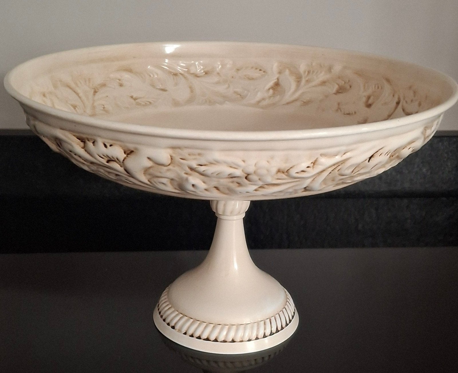 Decoratieve Metalen schaal op voet met reliëf van bladeren, Huis en Inrichting, Gebruikt, Schaal, Rond, Ophalen of Verzenden