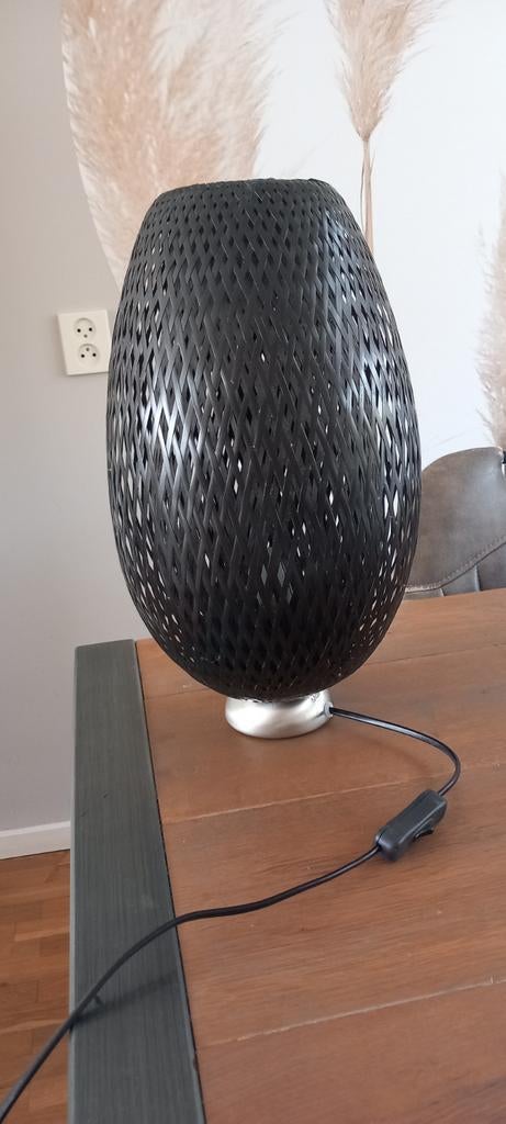 Zwarte tafellamp met gevlochten kap van bamboe ikea boja, Ophalen of Verzenden, Minder dan 50 cm