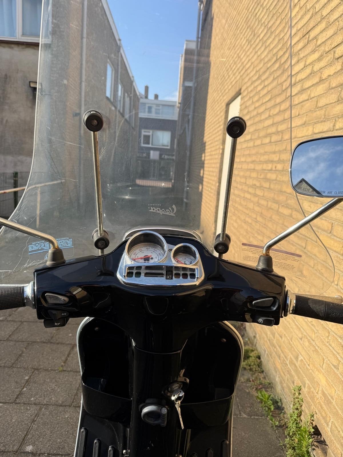 Vespa LX te koop - Bieden - Moet nieuwe accu, Fietsen en Brommers, Scooters | Vespa, Ophalen, Gebruikt, Maximaal 45 km/u, Benzine
