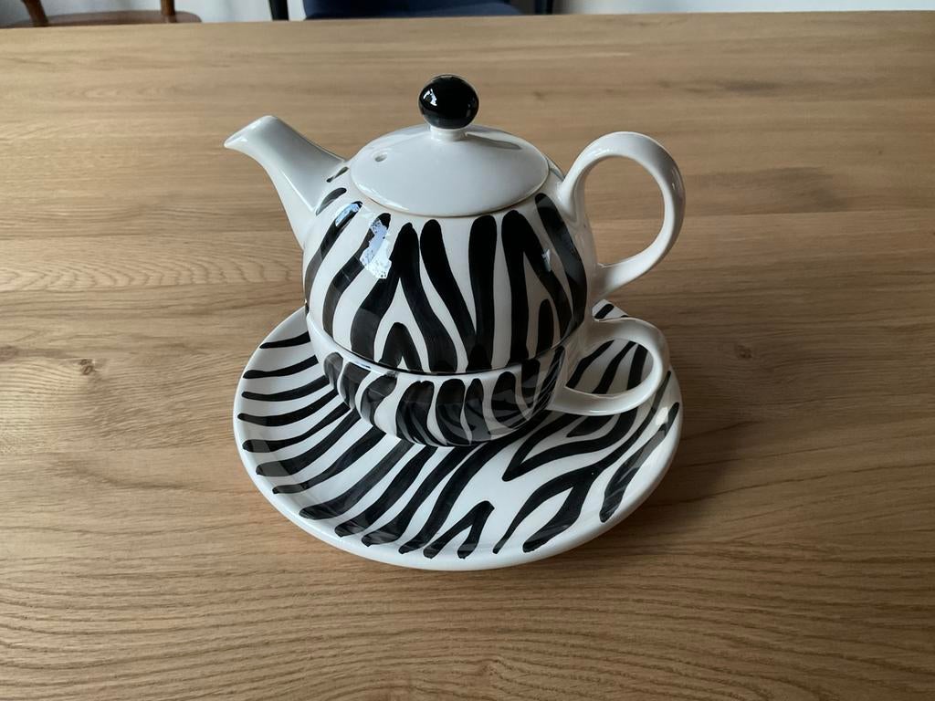 Eenpersoons theepotje met kop en schotel., Ophalen of Verzenden, Zo goed als nieuw, Overige stijlen, Kop(pen) en/of Schotel(s)
