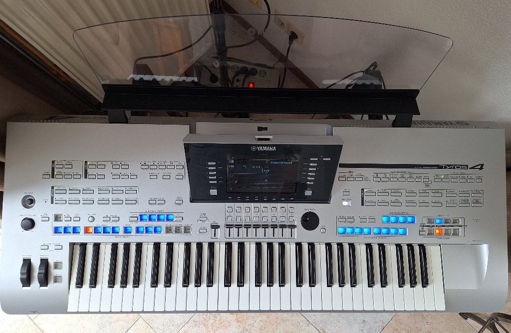 Yamaha Tyros 4, Ophalen, Yamaha, Aanslaggevoelig, 61 toetsen