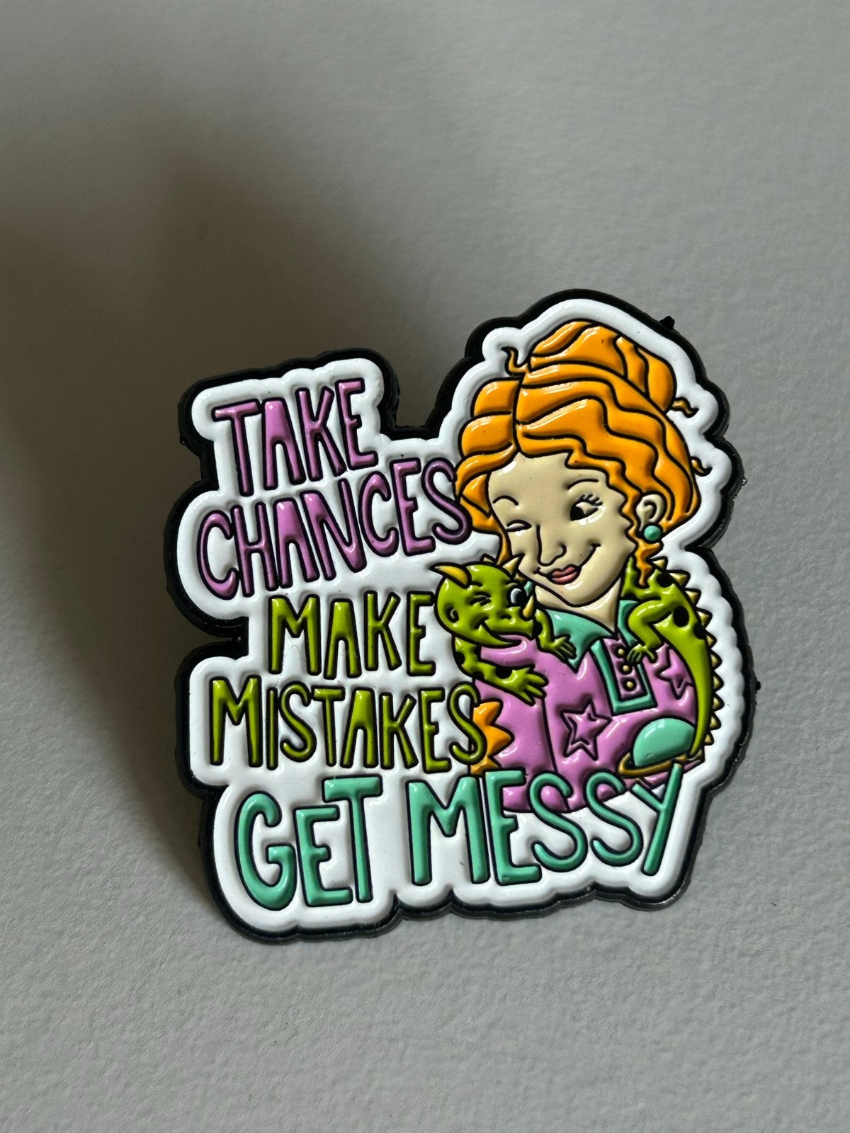 Juf Frizzle Pin - Take Chances Make Mistakes Get Messy, Ophalen of Verzenden, Nieuw, Figuurtje, Speldje of Pin