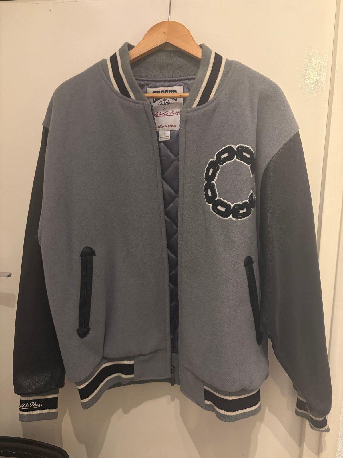 Crooks & Castles x Mitchell & Ness Varsity Jacket Maat L, Kleding | Heren, Ophalen of Verzenden, Gedragen, Maat 52/54 (L), Grijs