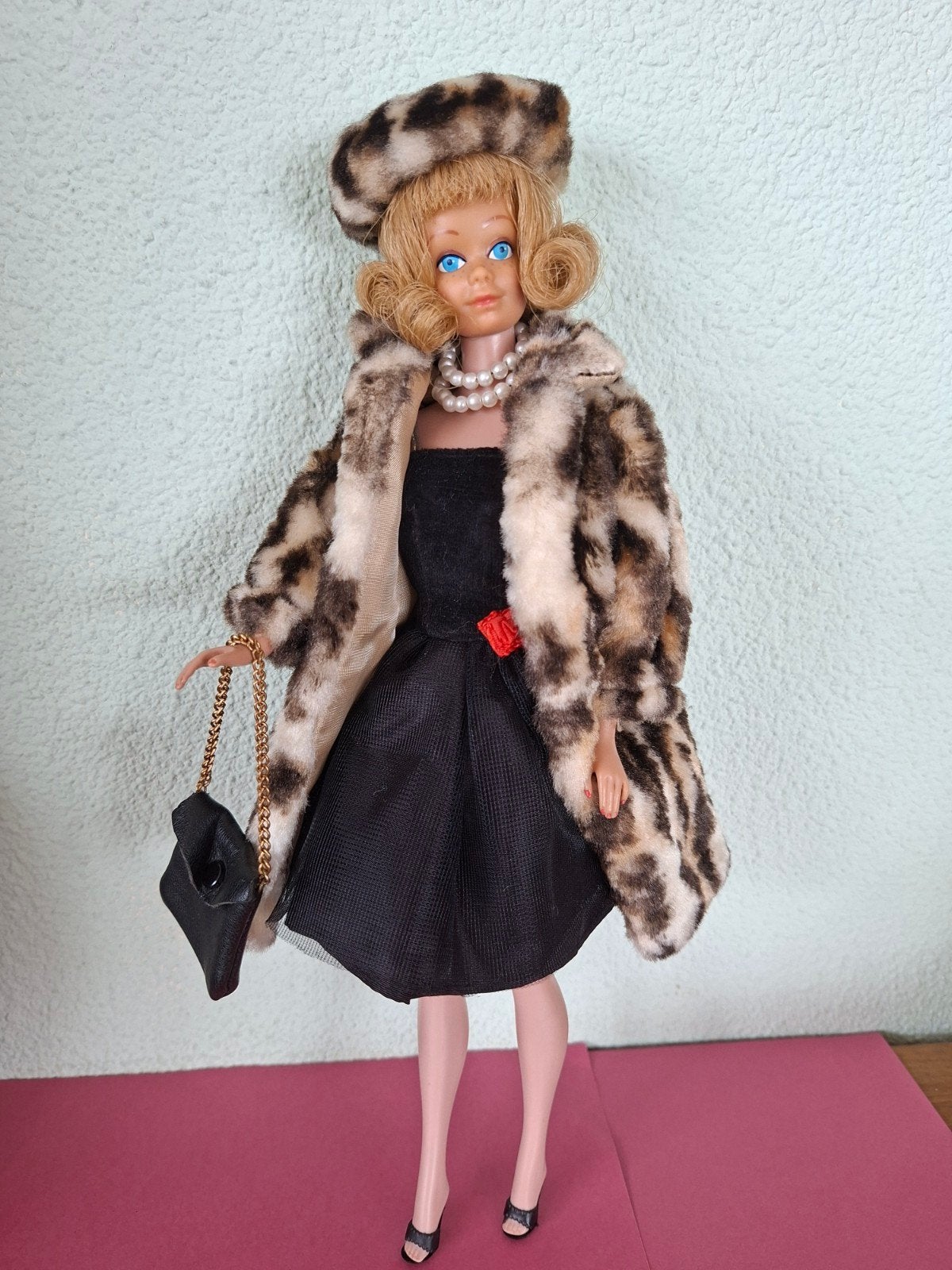 Barbie Fashiondoll Mily van GeGe Bontjas en Petra dress 60s, Ophalen of Verzenden, Zo goed als nieuw, Barbie