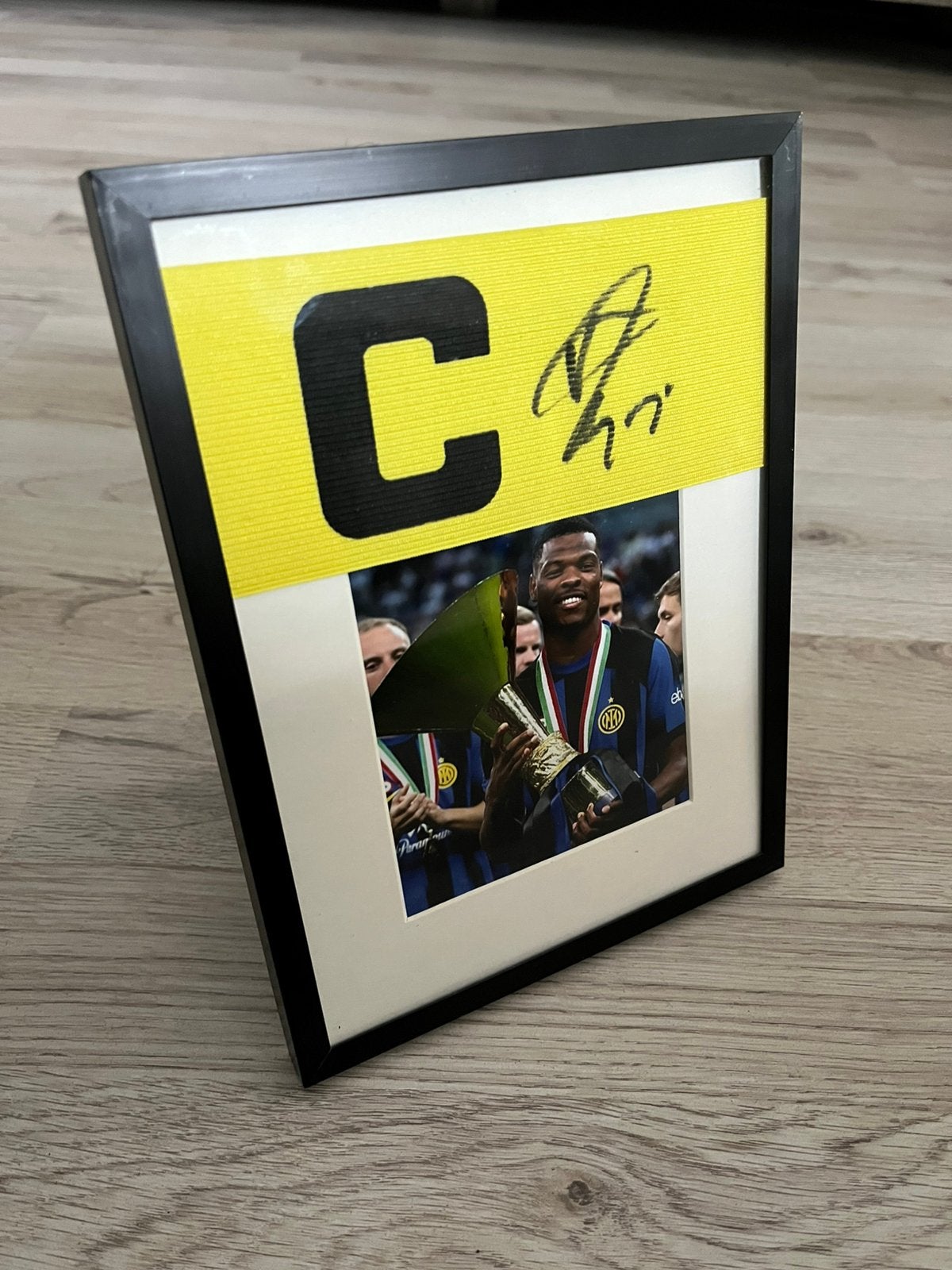 Denzel Dumfries gesigneerde aanvoerdersband WK, Ophalen of Verzenden, Zo goed als nieuw, Overige binnenlandse clubs