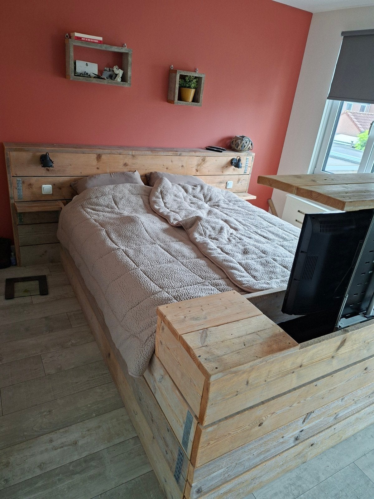 Steigerhouten bed met TV-lift en nachtkastjes, Ophalen, Gebruikt, Bruin, Landelijke, robuuste stijl