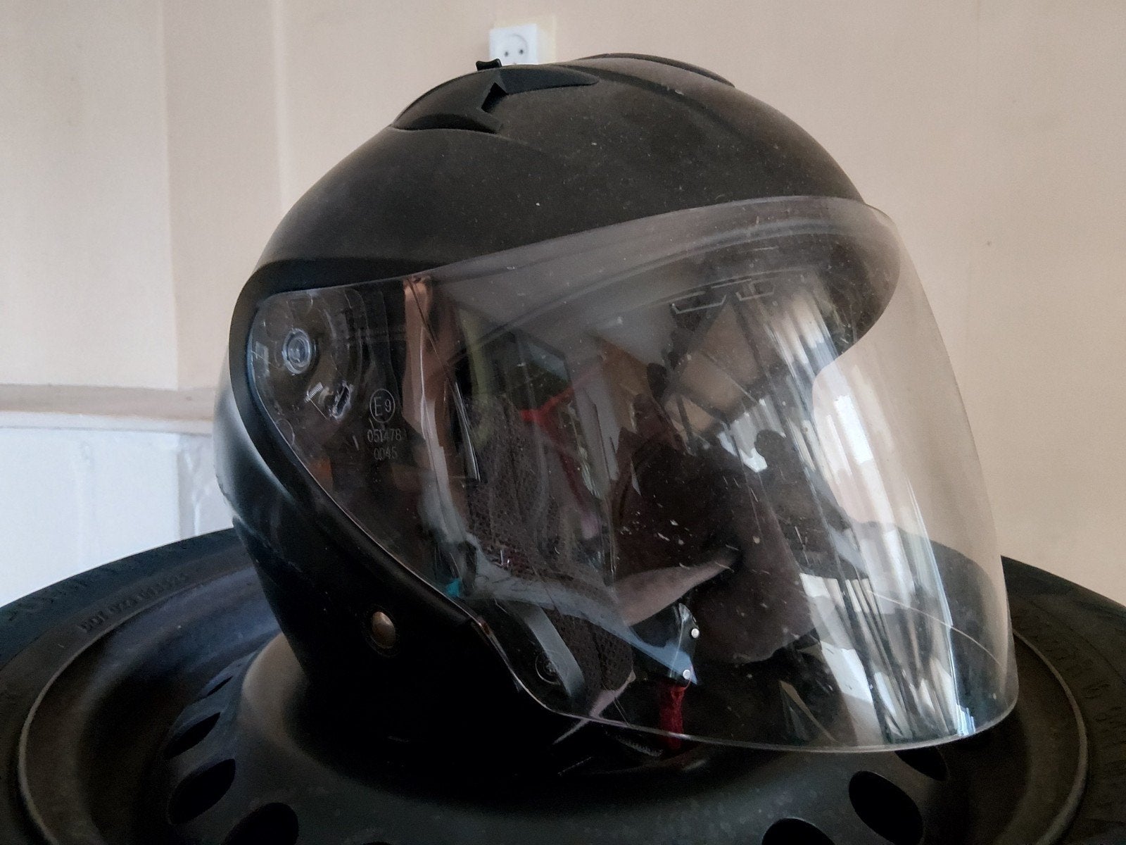 Zwarte motorhelm met vizier - Maat XL, Fietsen en Brommers, Brommerhelmen, Ophalen of Verzenden, Gebruikt, Extra large of groter