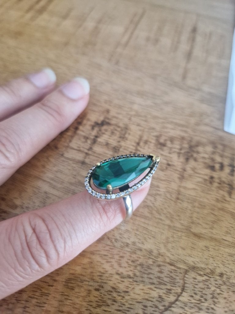Antieke, zilveren ring met gefacetteerde smaragd. Mt 17