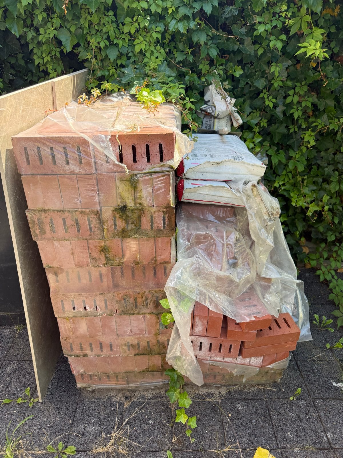 Gebruikte bakstenen en zakken zand/cement, Doe-het-zelf en Verbouw, Metselstenen, Ophalen, Gebruikt, Bakstenen