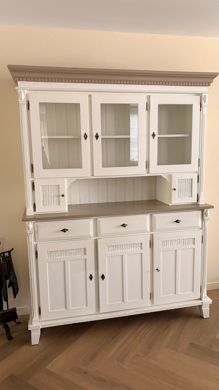 Prachtige landelijke buffetkast - wit met taupe accenten, Huis en Inrichting, Kasten | Buffetkasten, Ophalen, Gebruikt, 100 tot 150 cm