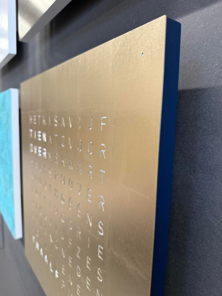 Nieuw Qlocktwo Moon Gold Woordklok Design Klok Midnight 45, Huis en Inrichting, Woonaccessoires | Klokken, Wandklok, Nieuw, Ophalen of Verzenden