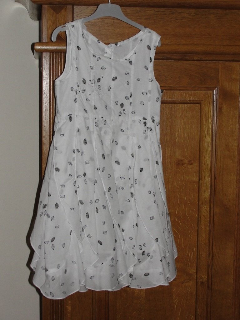 Te koop:  jurk kleur wit met zwart motief maat 140, Ophalen, Zo goed als nieuw, Meisje, Jurk of Rok