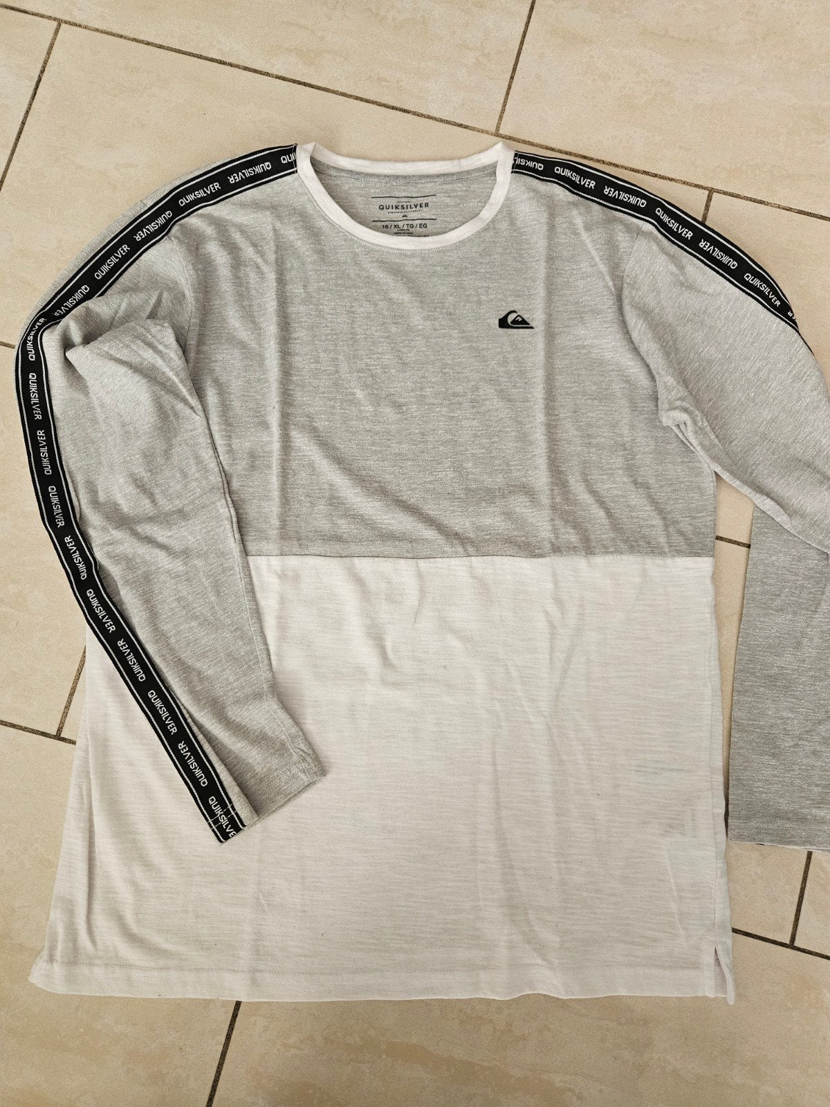 Quiksilver Longsleeve T-shirt - Grijs/Wit - Maat 176, Ophalen of Verzenden, Zo goed als nieuw, Jongen, Shirt of Longsleeve