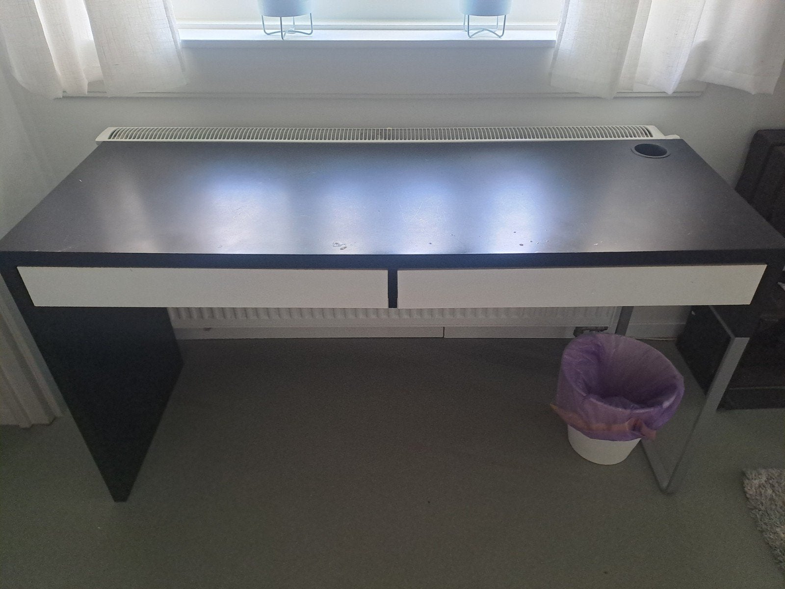 gratis Zwart bureau met lades en kabeldoorvoer, Ophalen, Gebruikt