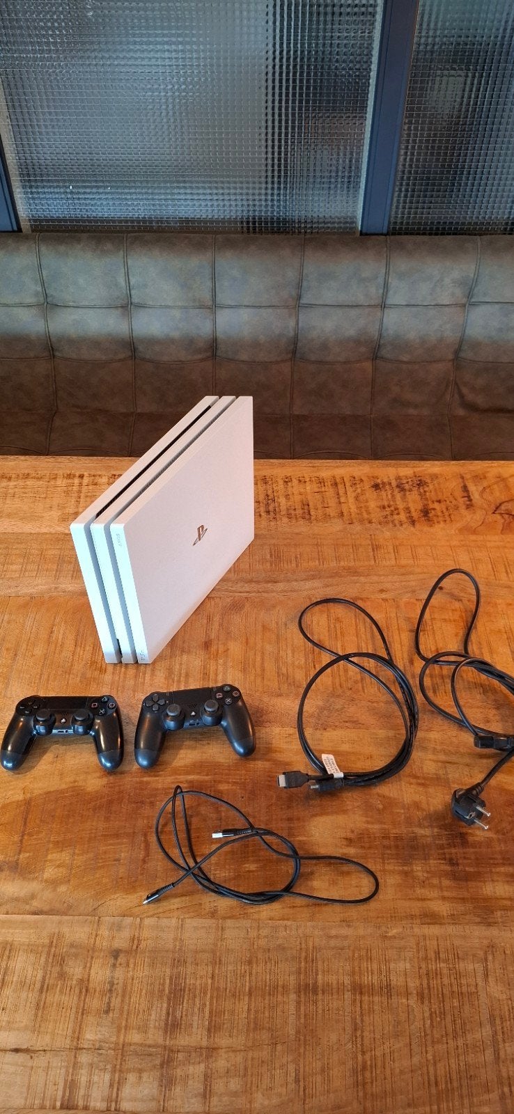 PlayStation 4 Pro 1TB Wit met 2 controllers en kabels, Ophalen, Met 2 controllers, Zo goed als nieuw, 1 TB