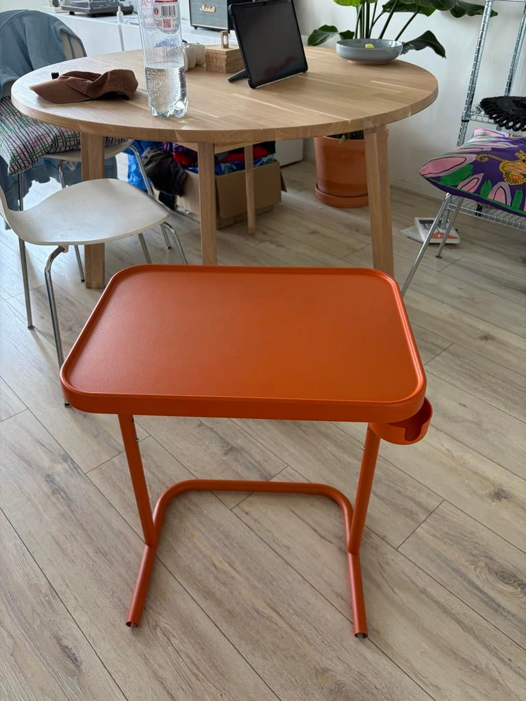 BJÖRKÅSEN oranje bijzettafel/laptophouder met bekerhouder, Minder dan 55 cm, Ophalen of Verzenden, Zo goed als nieuw, 60 cm of meer