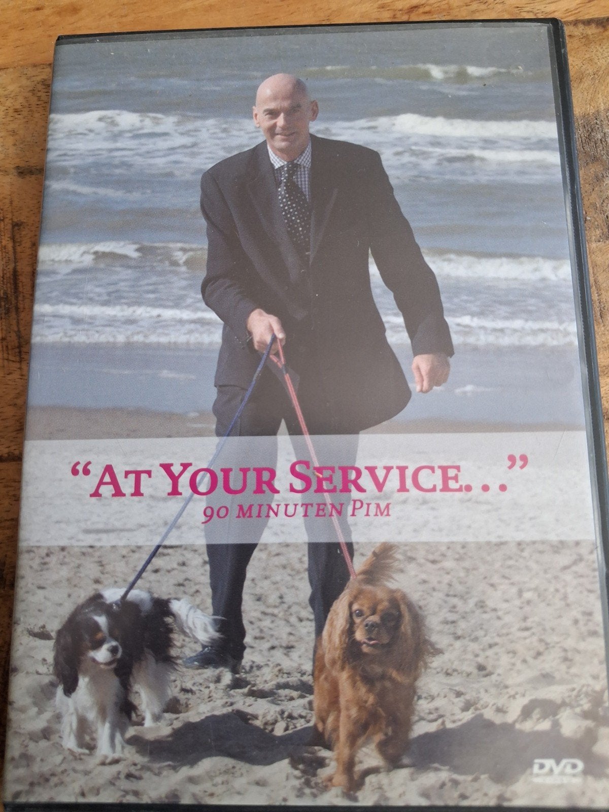 At Your Service... 90 Minuten Pim DVD, Gebruikt, Alle leeftijden, Inclusief doosje, Ophalen of Verzenden
