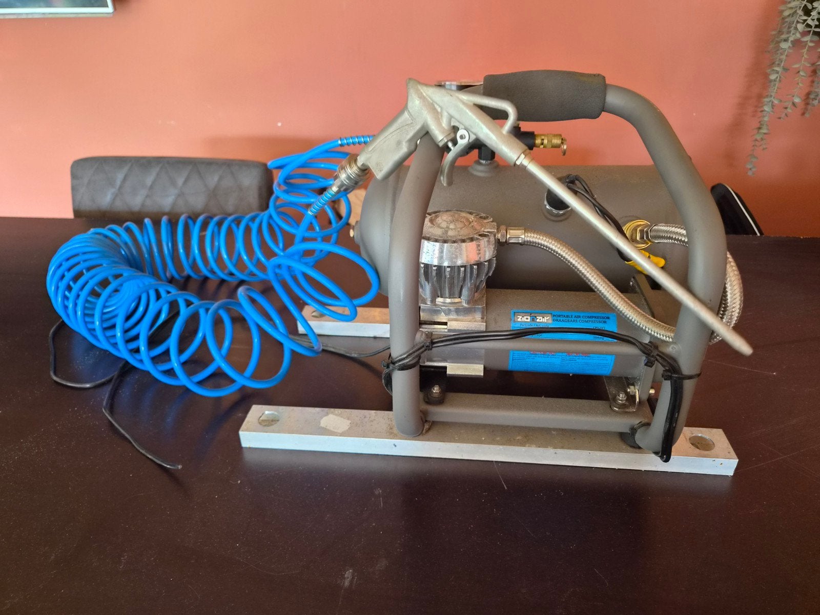 12V Compressor met 5.4L Luchttank en Blaaspistool, Doe-het-zelf en Verbouw, Gebruikt, 6 tot 10 bar, Ophalen of Verzenden, Minder dan 200 liter/min