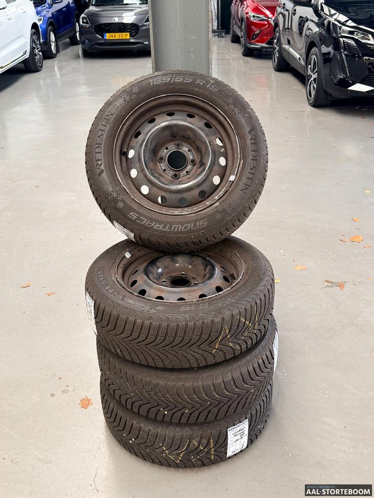 Winterbandenset op stalen velgen voor Peugeot 208, Ophalen, Gebruikt, 15 inch, -