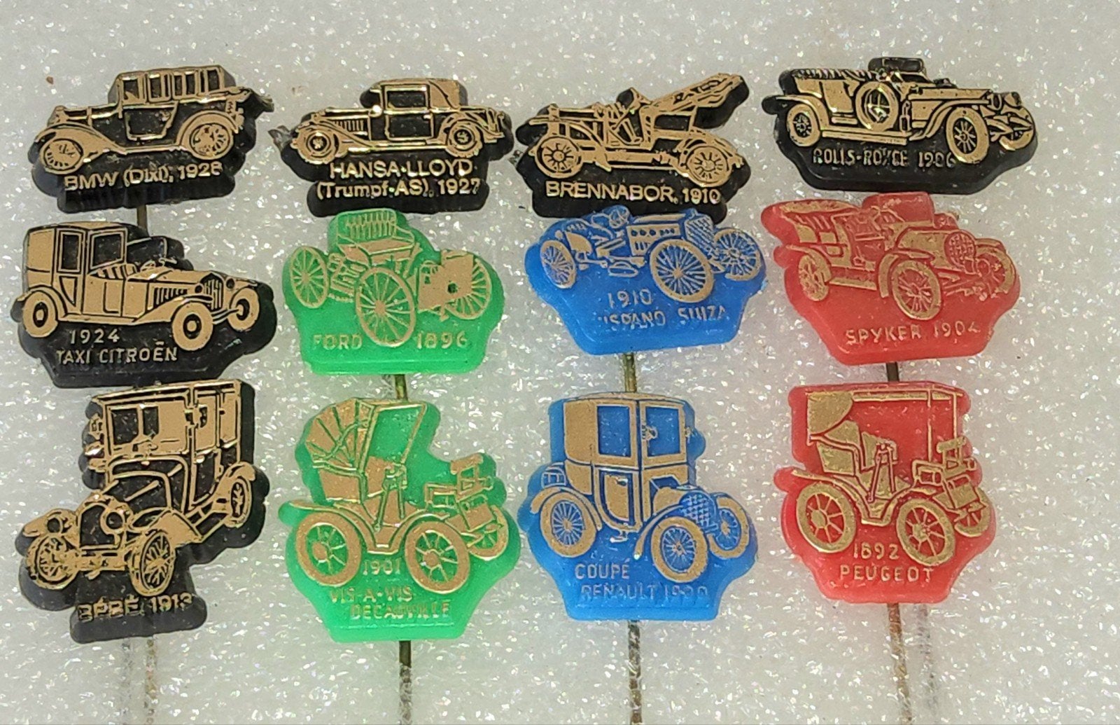 Set van 12 vintage speldjes van klassieke auto's, Verzamelen, Ophalen of Verzenden, Gebruikt, Transport, Speldje of Pin