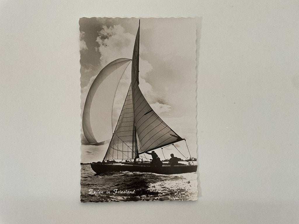 D877 Oude ansichtkaart Friesland : Zeilen in Friesland, Ophalen of Verzenden, 1960 tot 1980, Ongelopen, Friesland