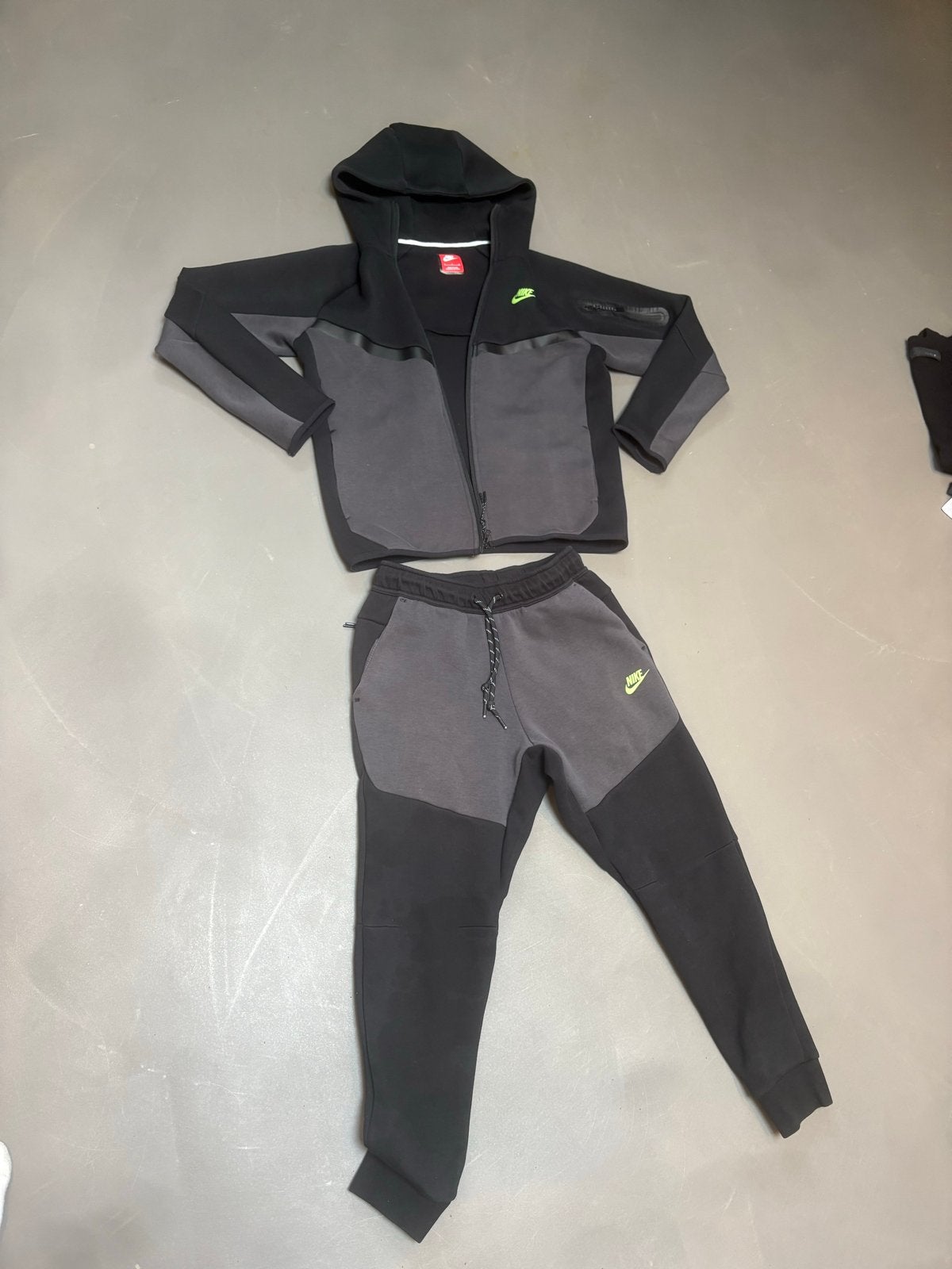 Nike Tech Fleece Trainingspak Zwart/Grijs - Zo goed als nieu, Ophalen of Verzenden, Zo goed als nieuw, Maat 46 (S) of kleiner