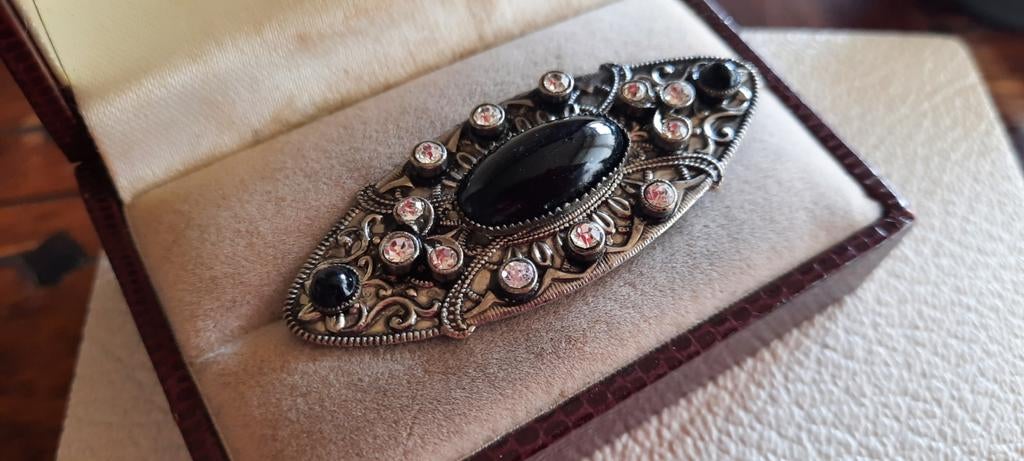 Antieke  Victoriaanse rouwbroche  met onyx, Ophalen of Verzenden, Overige materialen, Met edelsteen