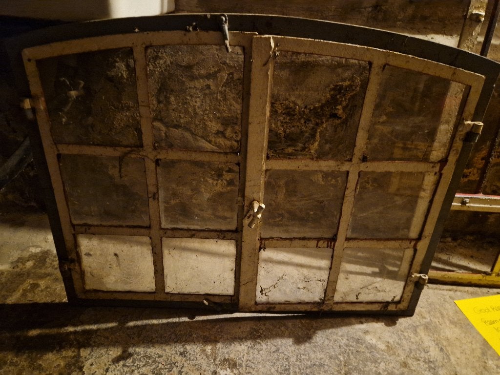Een zwaar gietijzeren stalraam die te openen is NU IN NL, Antiek en Kunst, Curiosa en Brocante, Ophalen
