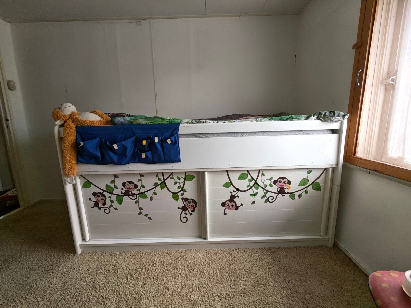 Kinderbed met apen stickers. met lattenbodem en opbergzak,, Ophalen, 85 tot 100 cm, Gebruikt, Lattenbodem