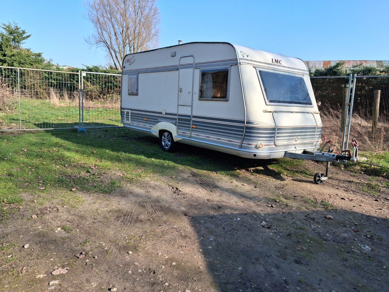 LMC 470 Caravan met rondzit en vast bed, Vast bed, Rondzit, Particulier, Koelkast