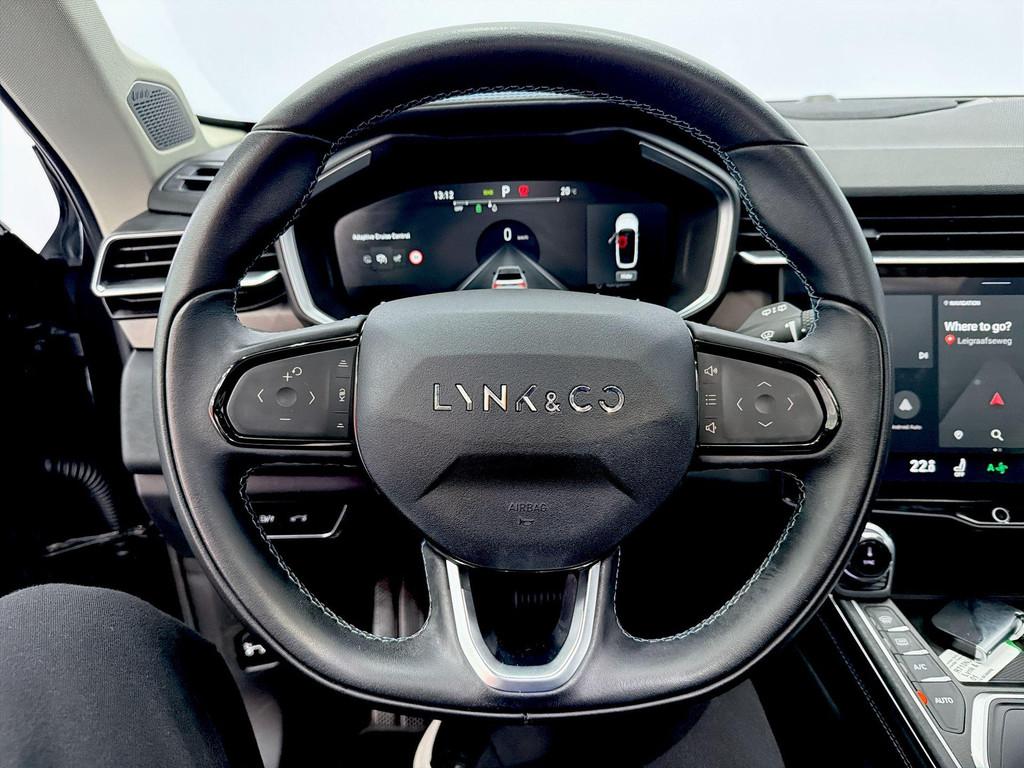 Lynk en Co 01 1.5 MY22 - Een zwarte belofte op vier wielen!, Stof, Euro 6, Met garantie (alle), Bedrijf