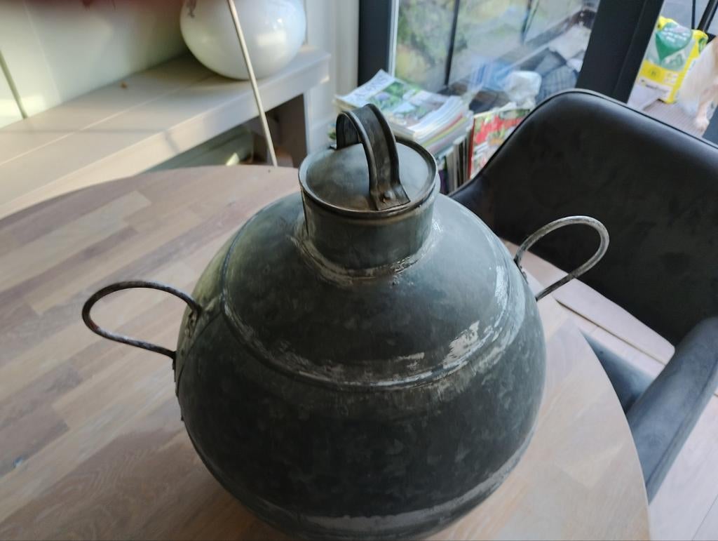 Leuke decoratieve zinken kruik, Huis en Inrichting, Woonaccessoires | Vazen, Gebruikt, Overige kleuren, Minder dan 50 cm, Overige materialen