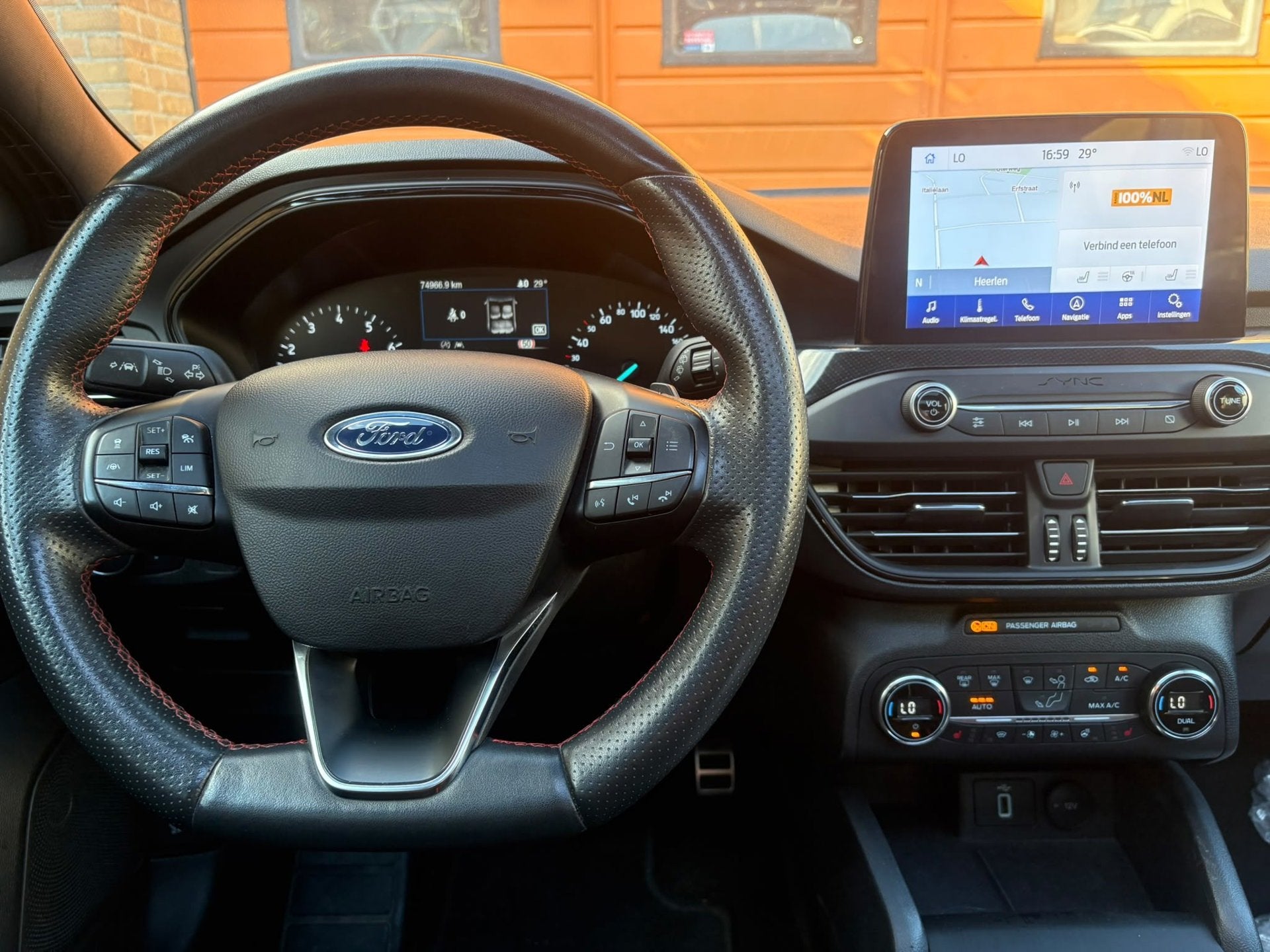 Ford Focus 1.5 EcoBoost ST Line Business / Panorama dak!, Auto's, 1304 kg, Stof, Zwart, 150 pk