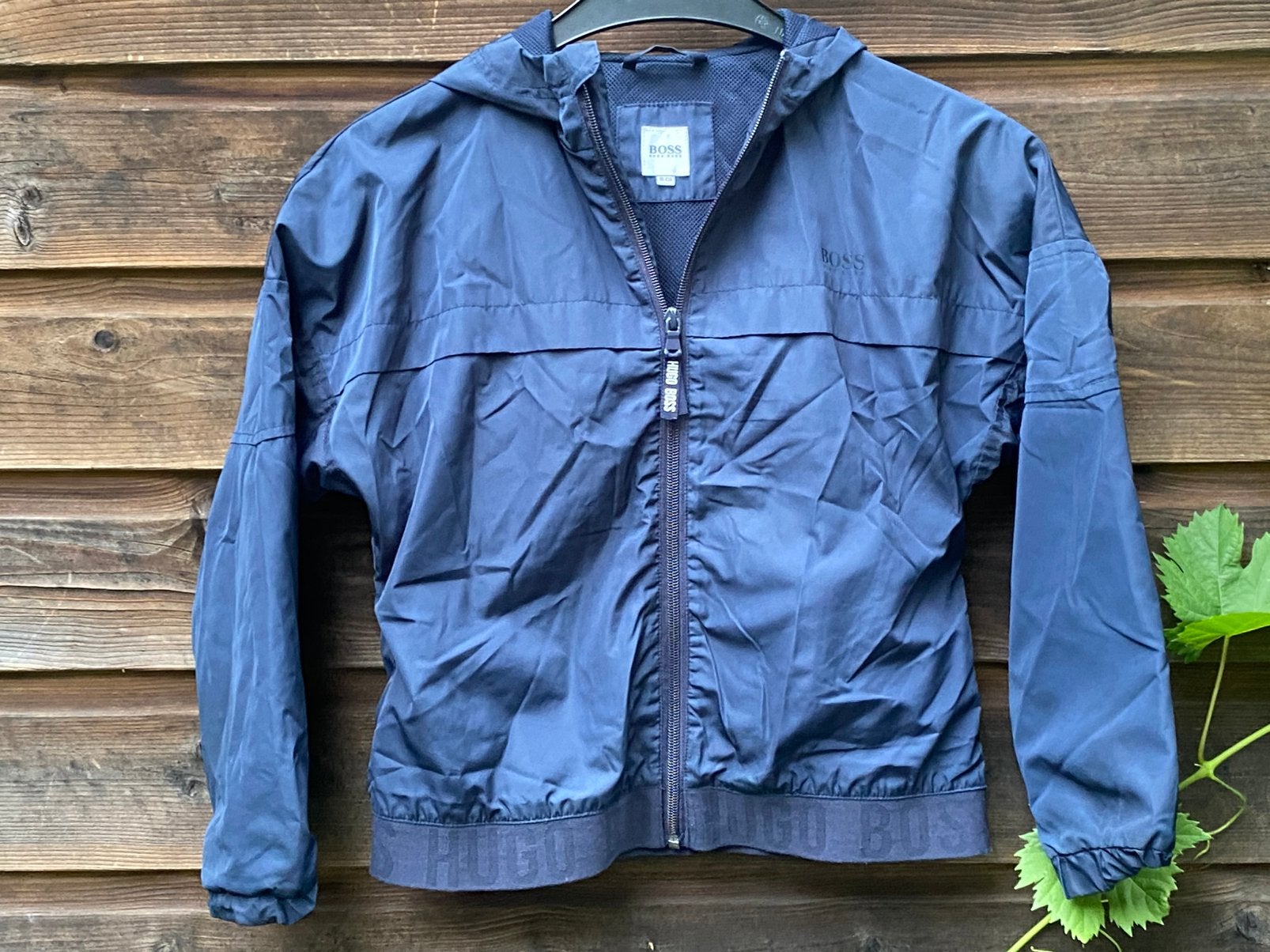 Hugo Boss jas, jack met capuchon, donkerblauw mt 10, Ophalen of Verzenden, Zo goed als nieuw, Jongen, Jas