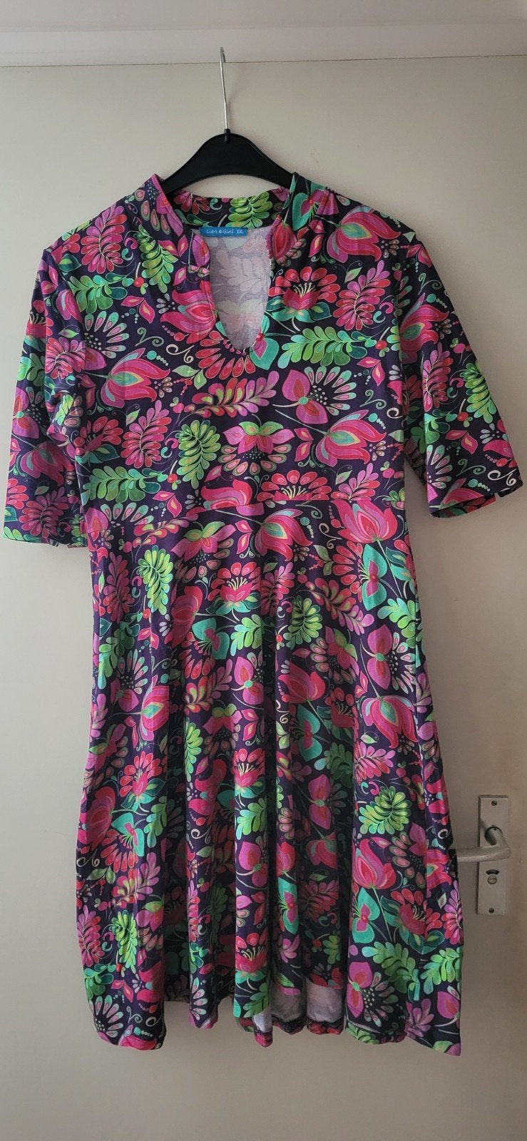 Vrolijke jurk Lien&Giel XXL, Kleding | Dames, Ophalen of Verzenden, Zo goed als nieuw, Maat 46/48 (XL) of groter, Onder de knie