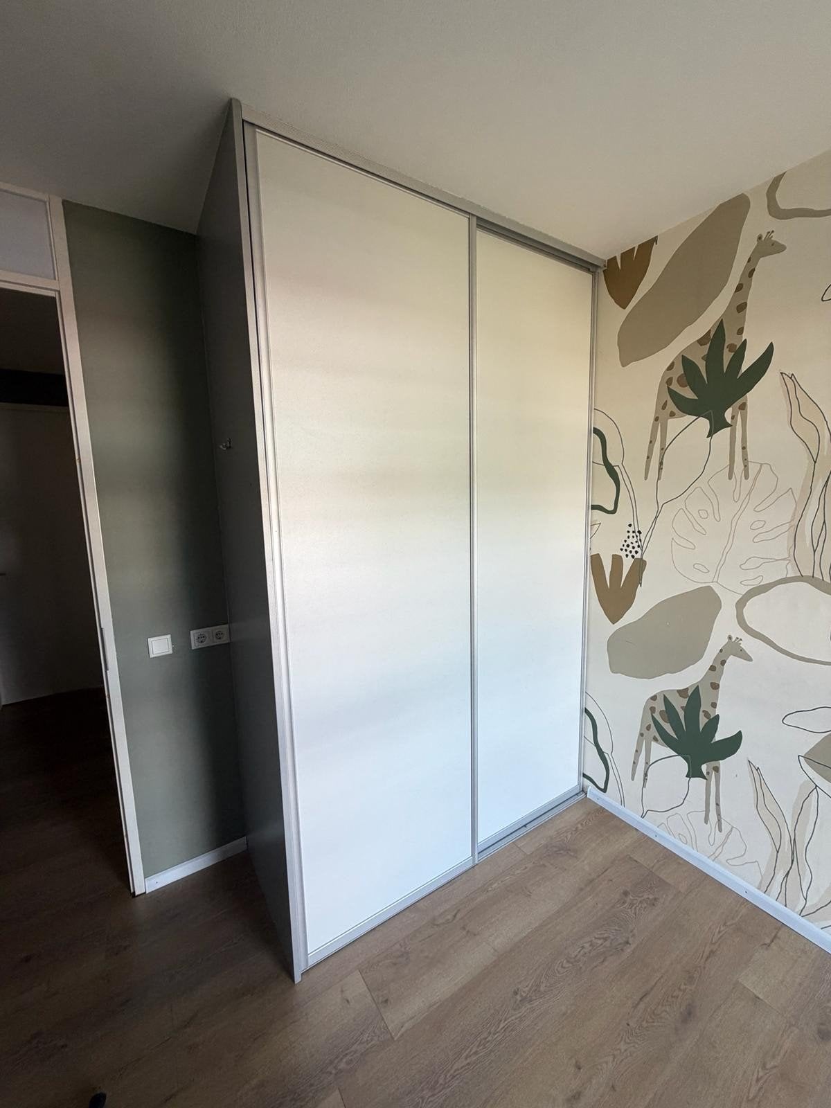 Witte kast ombouw met schuifdeuren en planken, Ophalen, 200 cm of meer, 150 tot 200 cm, Overige houtsoorten