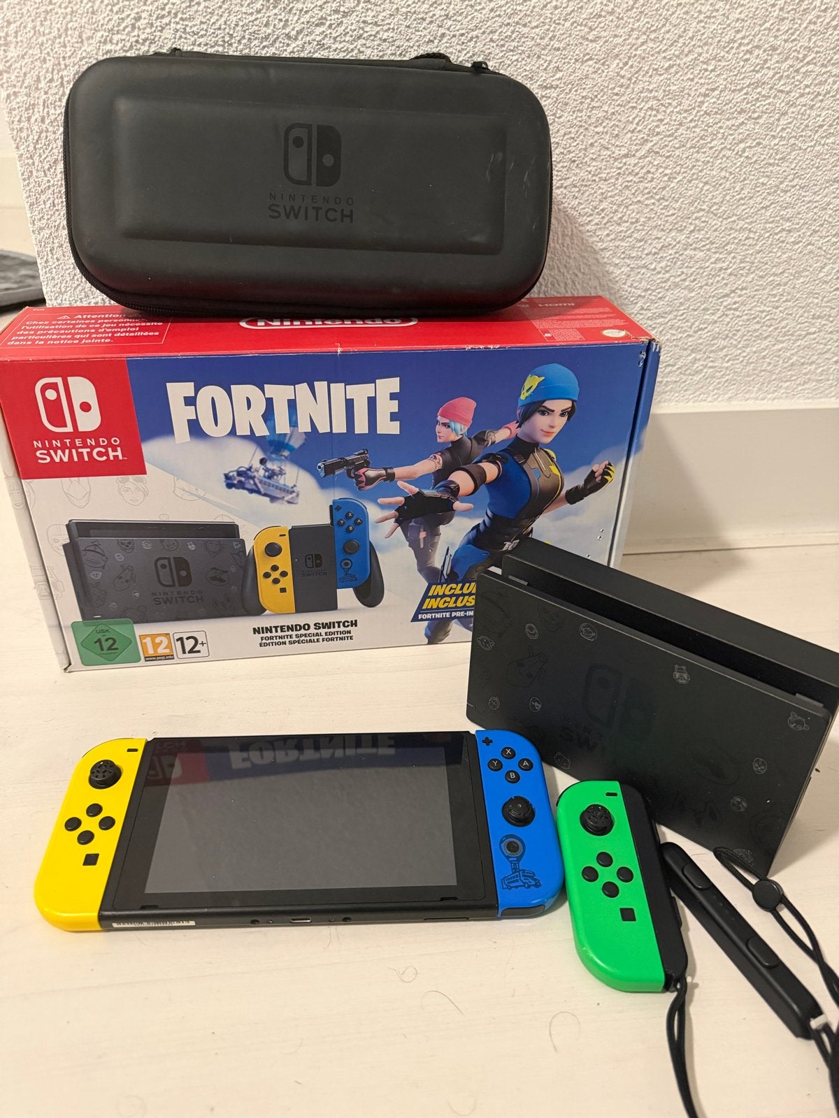 Nintendo Switch Fortnite Editie met extra controller en hoes, Ophalen of Verzenden, Zo goed als nieuw, Met 3 controllers of meer