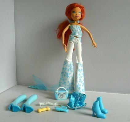 Winx # Bloom  24 cm met accessoires (ca 2008)., Ophalen of Verzenden, Zo goed als nieuw, Pop