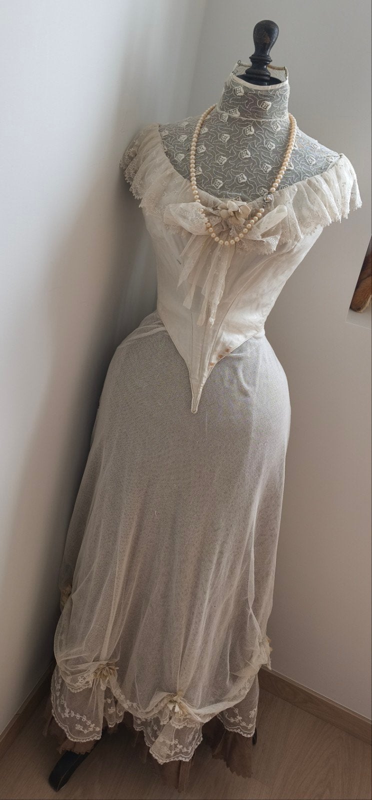 Wespentaille met antieke kleding, Ophalen of Verzenden