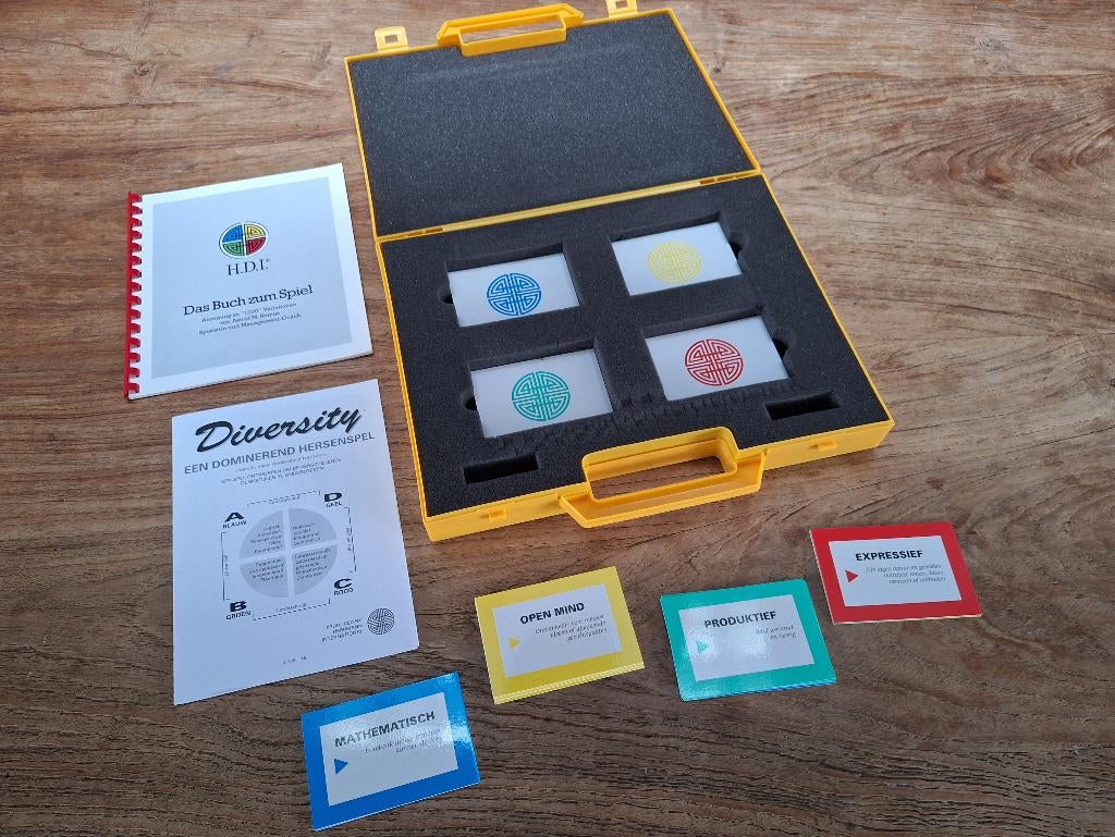 Diversity dominerend hersenspel koffer met 4x64 speelkaarten, Vijf spelers of meer, Ophalen of Verzenden, Zo goed als nieuw