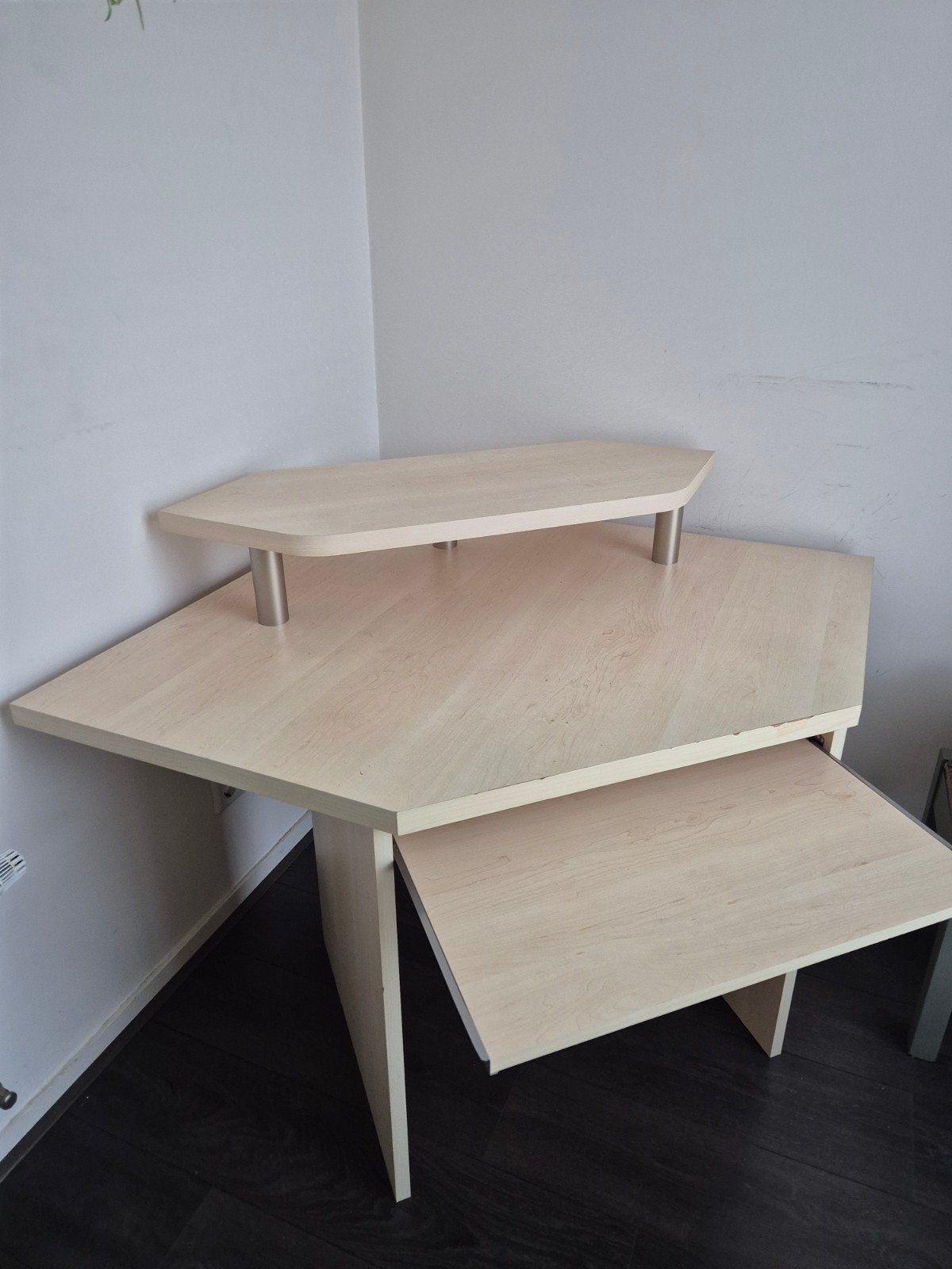 Hoekbureau  uitschuifbaar toetsenbordblad en monitorverhog, Opzetstuk, Gebruikt, Spaanplaat of MDF, Hoekbureau