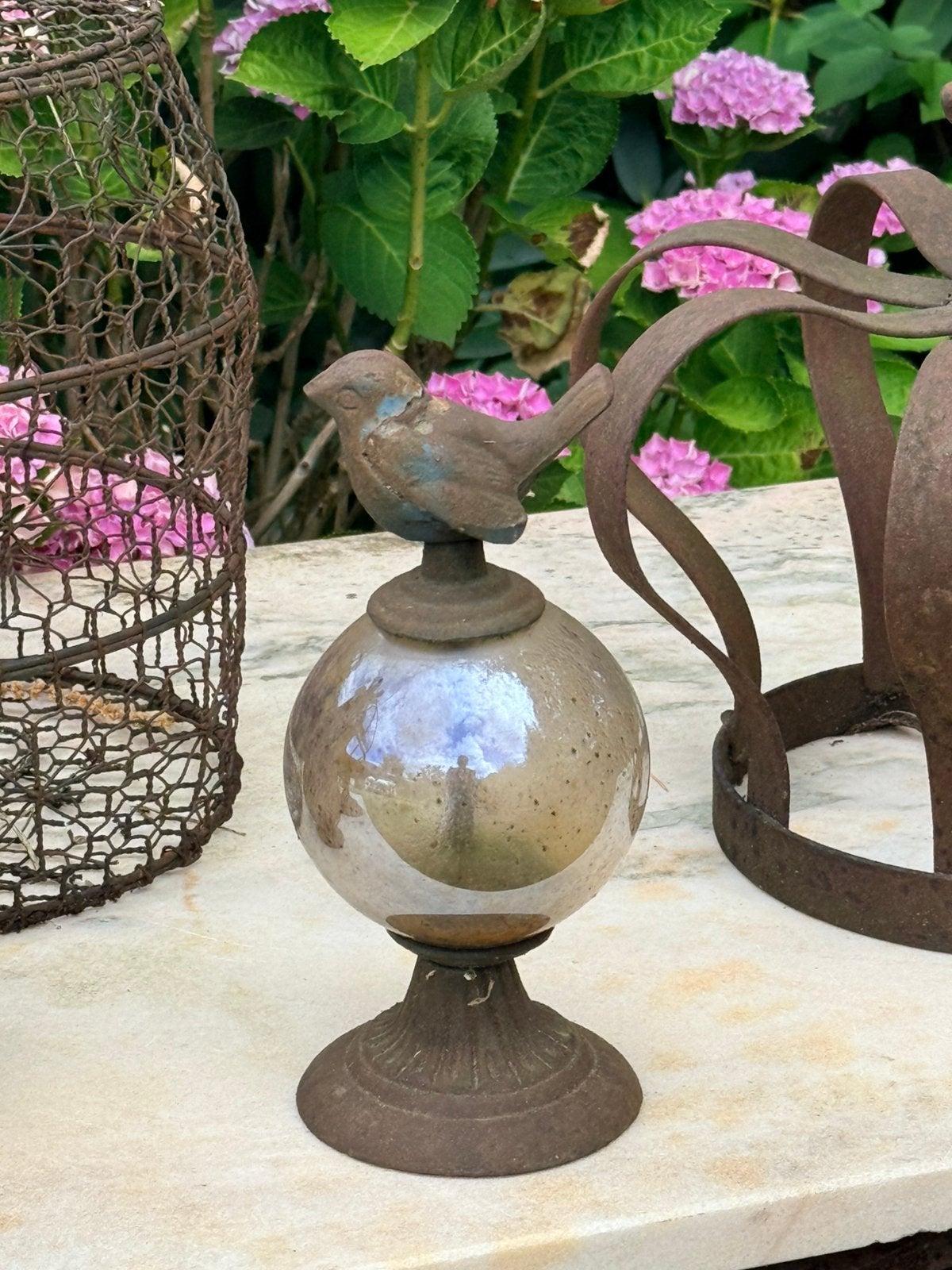 Roestige gietijzer tuindecoratie vogel met glazen bol, Tuin en Terras, Ophalen, Gebruikt