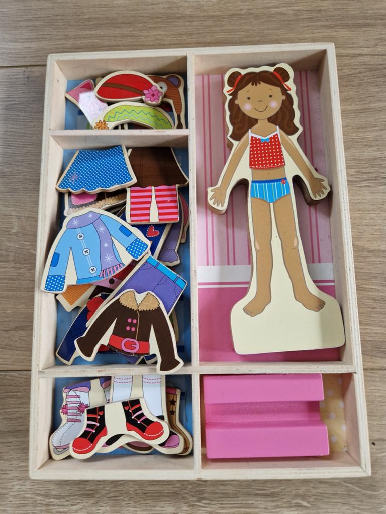 Houten aankleedpop met kledingkast en vele kledingstukken, Ophalen of Verzenden, Zo goed als nieuw, Babypop