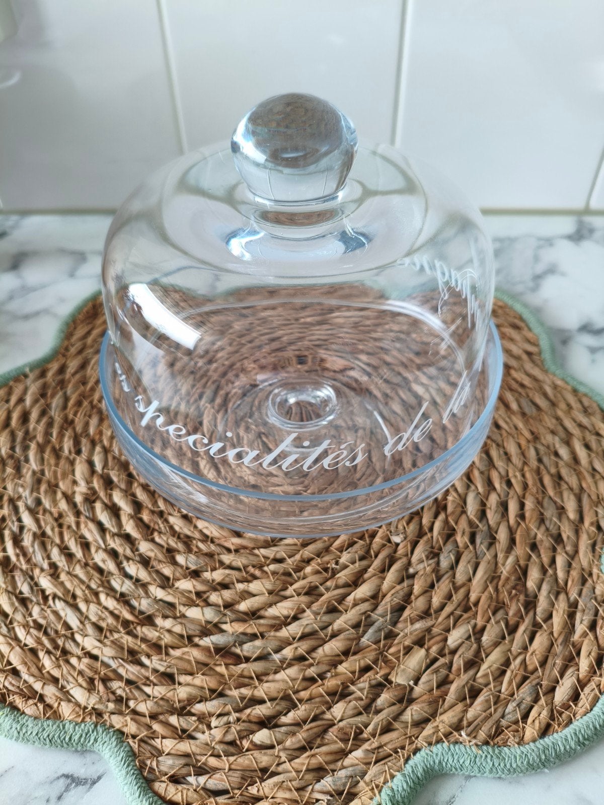 Glazen stolp met schaal - 'Spécialités de la maison', Ophalen of Verzenden, Zo goed als nieuw, Overige merken, Glas