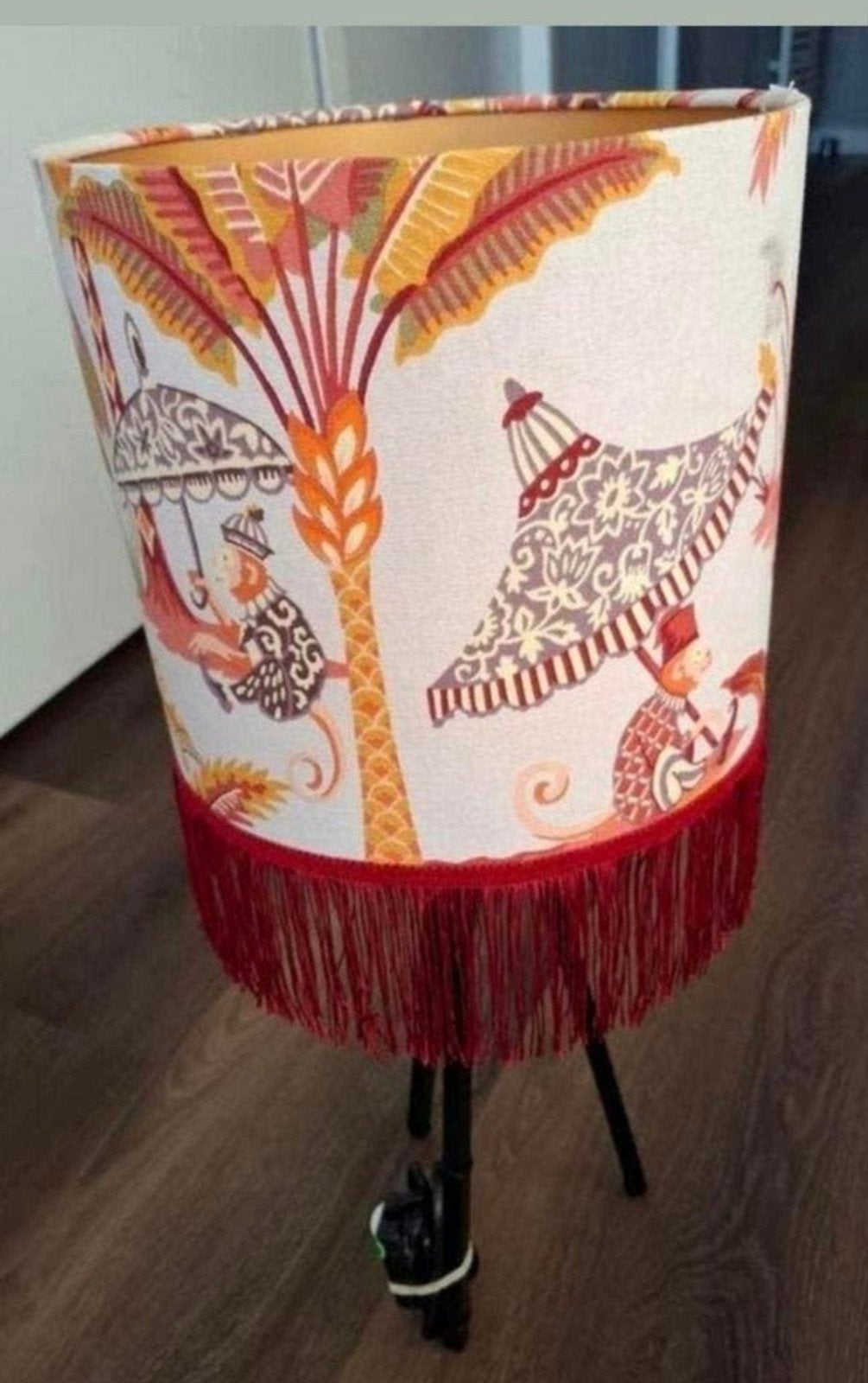 Handgemaakte lampenkap met apenprint en rode franjes, 25 tot 50 cm, Rond, Ophalen of Verzenden, Zo goed als nieuw