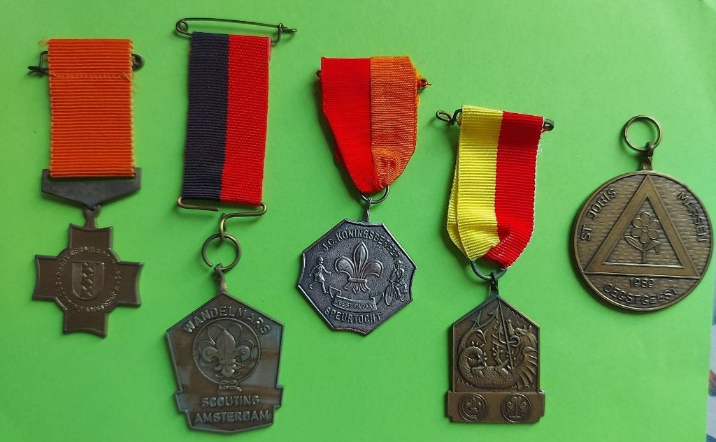 scouting 5 wandelmedailles 3x Amsterdam, 2x Oegstgeest Joris, Verzamelen, Ophalen of Verzenden, Gebruikt, Embleem, Speld of Insigne